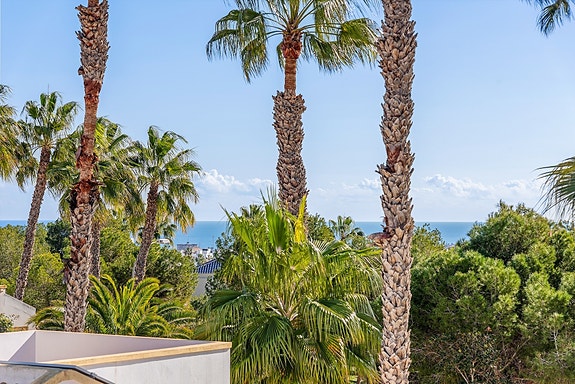 SOLGT! Enebolig med 4 soverom og eget svømmebasseng | Nylig renovert | Tomt på ca 700m2 | Ferdig møblert!