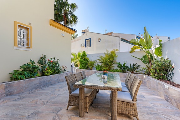 SOLGT! Enebolig med 4 soverom og eget svømmebasseng | Nylig renovert | Tomt på ca 700m2 | Ferdig møblert!