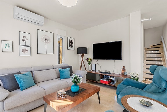 SOLGT! Enebolig med 4 soverom og eget svømmebasseng | Nylig renovert | Tomt på ca 700m2 | Ferdig møblert!