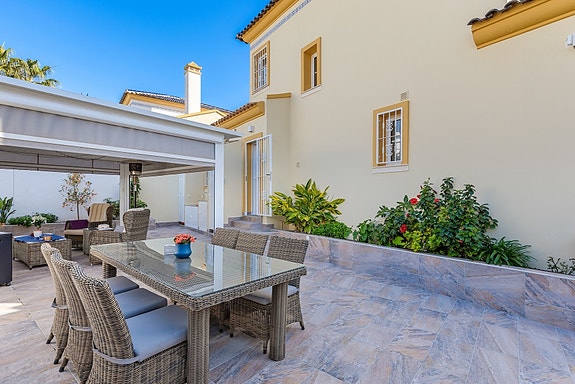 SOLGT! Enebolig med 4 soverom og eget svømmebasseng | Nylig renovert | Tomt på ca 700m2 | Ferdig møblert!