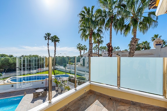 SOLGT! Enebolig med 4 soverom og eget svømmebasseng | Nylig renovert | Tomt på ca 700m2 | Ferdig møblert!