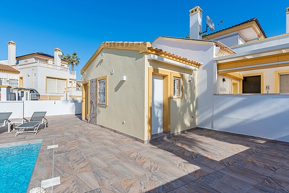 SOLGT! Enebolig med 4 soverom og eget svømmebasseng | Nylig renovert | Tomt på ca 700m2 | Ferdig møblert!