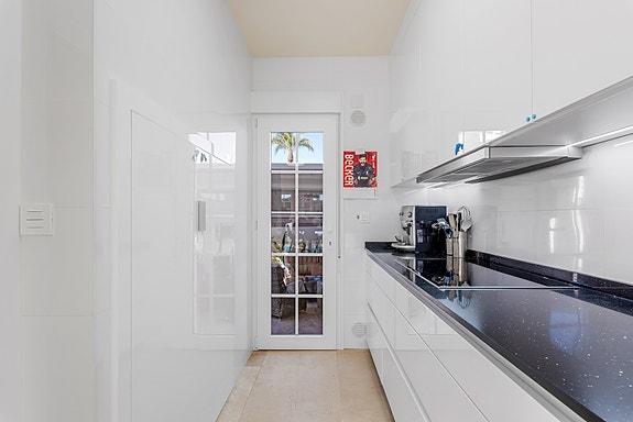 SOLGT! Enebolig med 4 soverom og eget svømmebasseng | Nylig renovert | Tomt på ca 700m2 | Ferdig møblert!