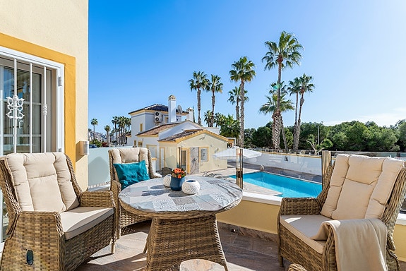 SOLGT! Enebolig med 4 soverom og eget svømmebasseng | Nylig renovert | Tomt på ca 700m2 | Ferdig møblert!