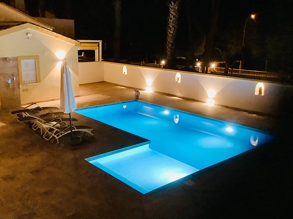 SOLGT! Enebolig med 4 soverom og eget svømmebasseng | Nylig renovert | Tomt på ca 700m2 | Ferdig møblert!