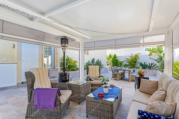 SOLGT! Enebolig med 4 soverom og eget svømmebasseng | Nylig renovert | Tomt på ca 700m2 | Ferdig møblert!