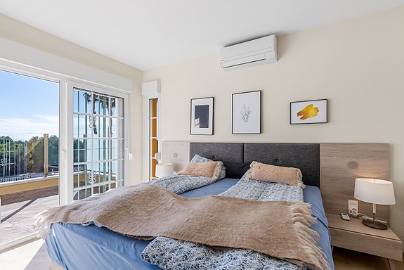 SOLGT! Enebolig med 4 soverom og eget svømmebasseng | Nylig renovert | Tomt på ca 700m2 | Ferdig møblert!