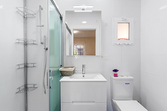 SOLGT! Enebolig med 4 soverom og eget svømmebasseng | Nylig renovert | Tomt på ca 700m2 | Ferdig møblert!