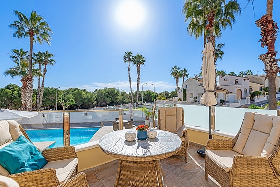 SOLGT! Enebolig med 4 soverom og eget svømmebasseng | Nylig renovert | Tomt på ca 700m2 | Ferdig møblert!