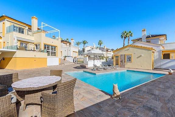 SOLGT! Enebolig med 4 soverom og eget svømmebasseng | Nylig renovert | Tomt på ca 700m2 | Ferdig møblert!