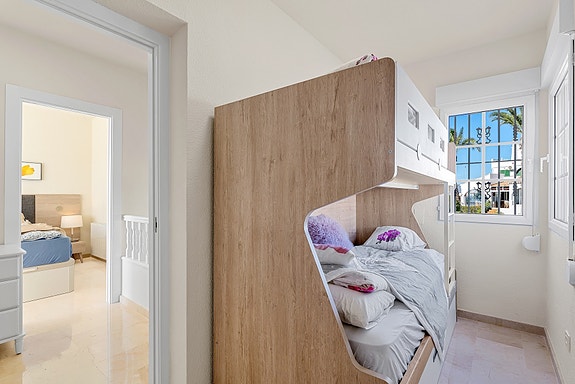 SOLGT! Enebolig med 4 soverom og eget svømmebasseng | Nylig renovert | Tomt på ca 700m2 | Ferdig møblert!