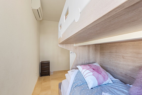 SOLGT! Enebolig med 4 soverom og eget svømmebasseng | Nylig renovert | Tomt på ca 700m2 | Ferdig møblert!