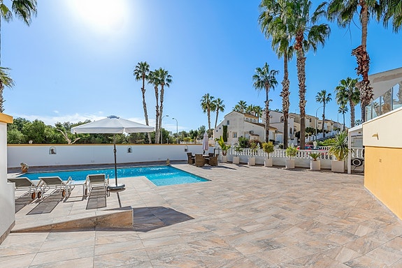 SOLGT! Enebolig med 4 soverom og eget svømmebasseng | Nylig renovert | Tomt på ca 700m2 | Ferdig møblert!