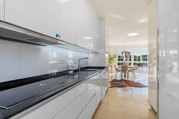 SOLGT! Enebolig med 4 soverom og eget svømmebasseng | Nylig renovert | Tomt på ca 700m2 | Ferdig møblert!