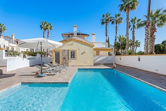 SOLGT! Enebolig med 4 soverom og eget svømmebasseng | Nylig renovert | Tomt på ca 700m2 | Ferdig møblert!