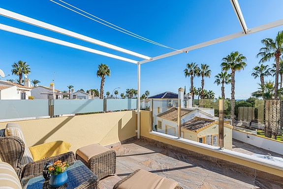 SOLGT! Enebolig med 4 soverom og eget svømmebasseng | Nylig renovert | Tomt på ca 700m2 | Ferdig møblert!