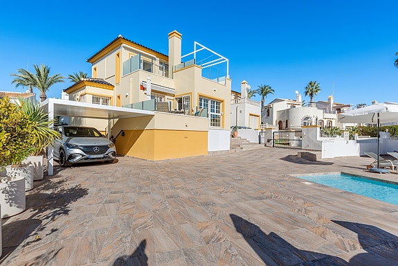 SOLGT! Enebolig med 4 soverom og eget svømmebasseng | Nylig renovert | Tomt på ca 700m2 | Ferdig møblert!