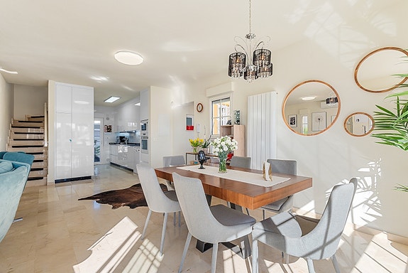 SOLGT! Enebolig med 4 soverom og eget svømmebasseng | Nylig renovert | Tomt på ca 700m2 | Ferdig møblert!