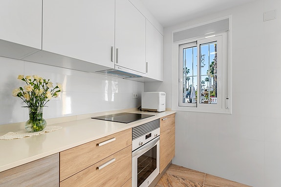 SOLGT! Enebolig med 4 soverom og eget svømmebasseng | Nylig renovert | Tomt på ca 700m2 | Ferdig møblert!