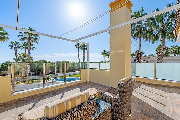 SOLGT! Enebolig med 4 soverom og eget svømmebasseng | Nylig renovert | Tomt på ca 700m2 | Ferdig møblert!