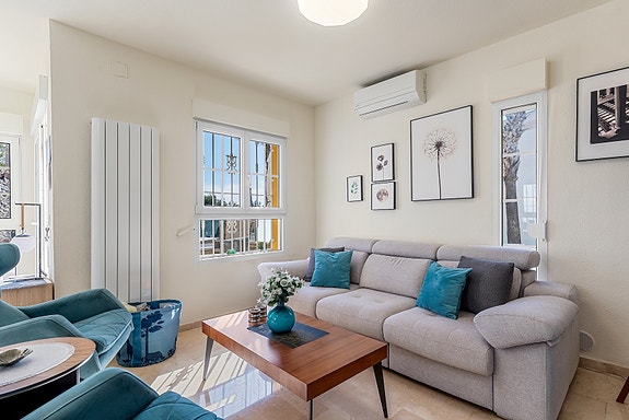 SOLGT! Enebolig med 4 soverom og eget svømmebasseng | Nylig renovert | Tomt på ca 700m2 | Ferdig møblert!