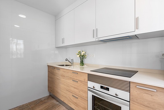 SOLGT! Enebolig med 4 soverom og eget svømmebasseng | Nylig renovert | Tomt på ca 700m2 | Ferdig møblert!