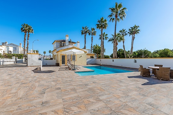 SOLGT! Enebolig med 4 soverom og eget svømmebasseng | Nylig renovert | Tomt på ca 700m2 | Ferdig møblert!