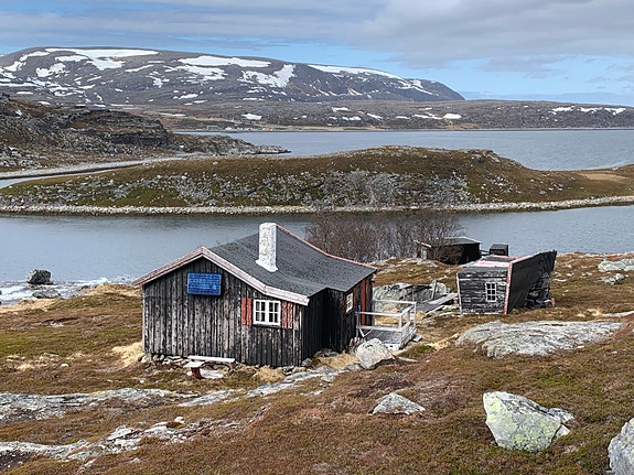 Trivelig uteområde i front av hytta. Lun solvegg mot sør.