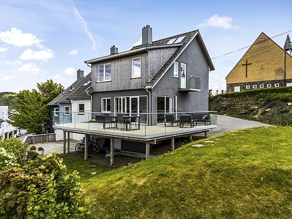 Eiendomsmegler MNEF Anita Cecilie Gabrielsen ønsker velkommen til Sundeveien 13!