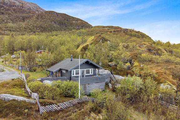 EiendomsMegler 1 har gleden av å presentere denne innholdsrike hytten i Fagervika!