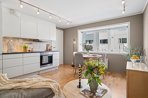 Velkommen til Storgata 145 - En lekker og arealeffektiv 3-romsleilighet med flott beliggenhet i sentrum!