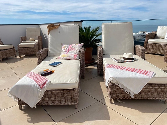 Eksklusiv penthouse med havutsikt, privat basseng og takterrasse - 3 soverom og 2 bad - Garasje og bod