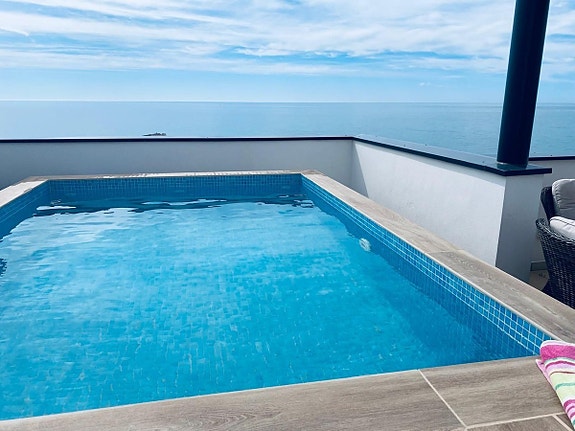 Eksklusiv penthouse med havutsikt, privat basseng og takterrasse - 3 soverom og 2 bad - Garasje og bod