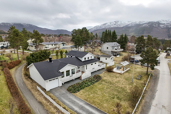 Romslig enebolig på stor og fin tomt i Håkvik.