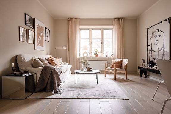 Romslig stue med gode møbleringsmuligheter.