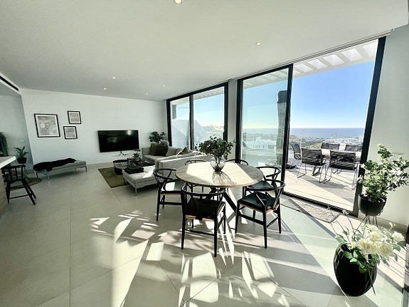 Unik hjørne-penthouse med hele etasjen for seg selv - Solrik, romslig og eksklusiv - 3 soverom og 2 bad