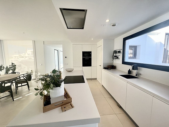 Unik hjørne-penthouse med hele etasjen for seg selv - Solrik, romslig og eksklusiv - 3 soverom og 2 bad