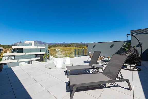 Eksklusiv toppetasje med takterrasse, panoramautsikt og høy utleieavkastning - Møblert!