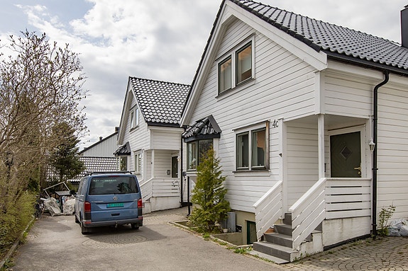 Hybelen ligger i et attraktivt, rolig og barnevennlig boligområde på Risløkka i Oslo, med kort vei til offentlig kommunikasjonstilbud, servicetilbud og fasiliteter.