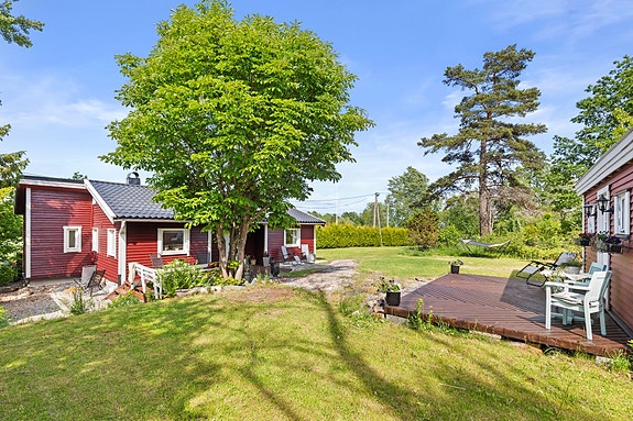 Helårs fritidsbolig med anneks i grønne omgivelser.