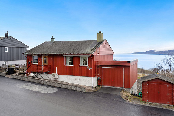 Området tilbyr nærhet til idrettshall, fotballbaner, småbåthavn og fine turområder. Solrik beliggenhet med flott utsikt over Ofotfjorden.