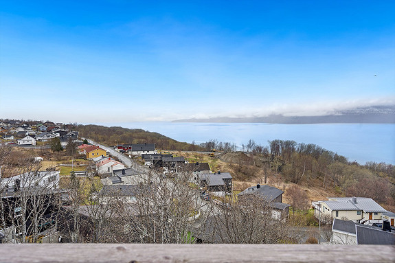 Fra veranda kan man nyte denne flotte utsikten over Ofotfjorden