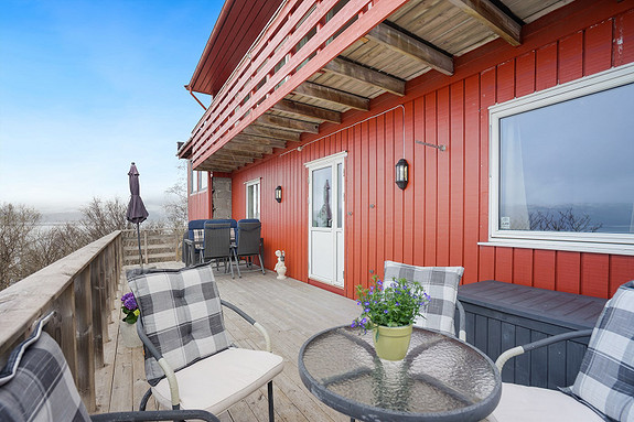 Solrik veranda med godplass for møblering