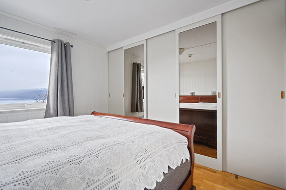 Skyvdørsgarderobe gir god plass for oppbevaring