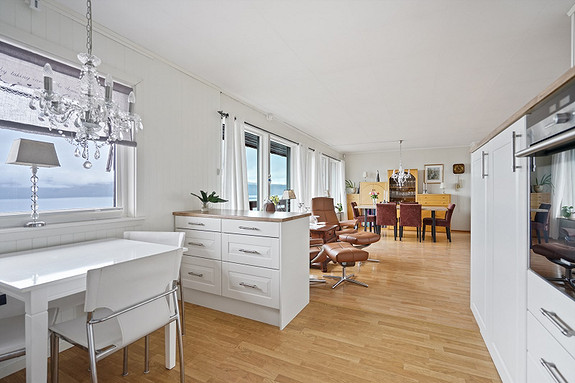 Det er plass til spisegruppe på kjøkken. Herfra har man nydelig utsikt over Ofotfjorden.