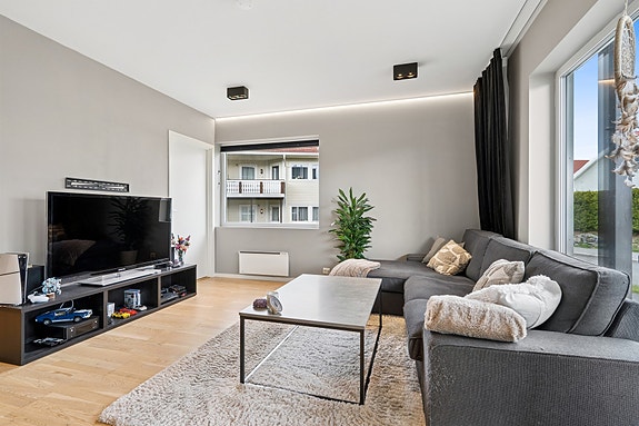 Dette er en lys og moderne 3-roms endeleilighet beliggende i byggets 1. etasje!