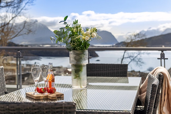 Velkommen til Carstenvegen 6B - Meget innholdsrik bolig med herlig takterrasse! Presentert av Arild Berentzen for Eiendomsmegler Norge