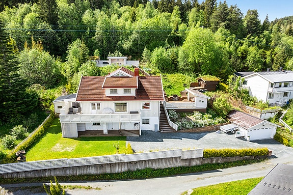 Velkommen til Harrangflata 7 - Kontakt megler på 918 50 709 / morten.kjelsberg@em1.no dersom det ønskes privatvisning. Foto: Julian Nonstad.