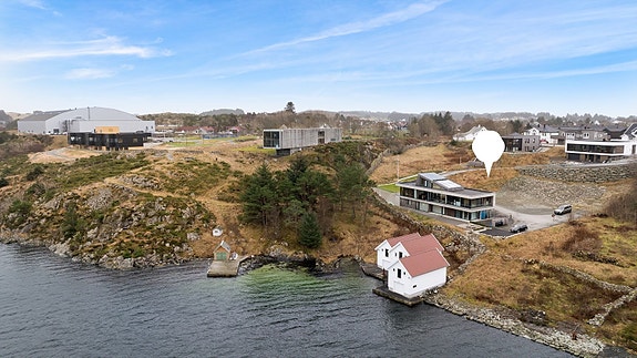 Tomten har en meget attraktiv og barnevennlig beliggenhet i Veavågen