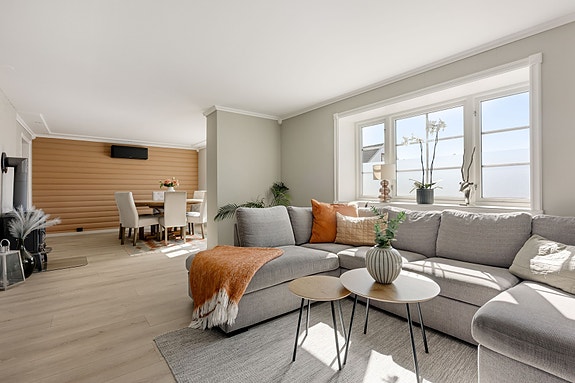 Stue og spisestue med god plass og mye lys.